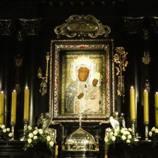 Ołtarz w kaplicy na Jasnej Górze z obrazem Matki Bożej Częstochowskiej