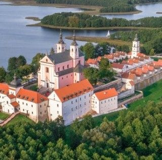 Pokamedulski klasztor na Wigrach widziany z lotu ptaka