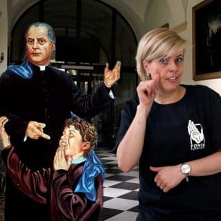 Kobieta pokazuje znak migowy św. Filipa Smaldone, który jest przedstawiony na wizerunku obok niej