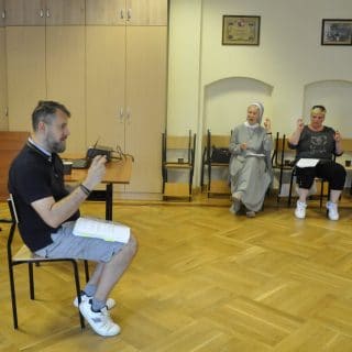 Prowadzący zajęcia PJM i dwoje kursantów