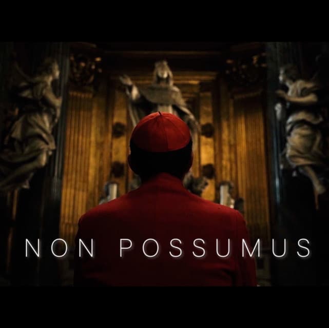 NON POSSUMUS - premierowy pokaz filmu (2) Sylwetka kardynała Wyszyńskiego widziana z tyłu, przed nim pozłacany ołtarz. Napis: NON POSSUMUS