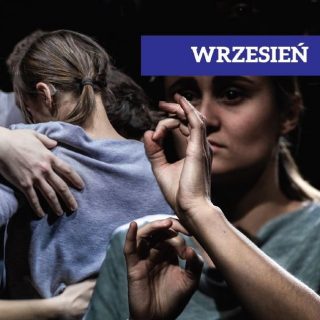 Karta kalendarza przedstawiająca migającą kobietę, w tle grupa osób niesłyszących stoi w okręgu trzymając się za ramiona