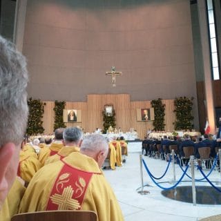 Widok na ołtarz główny w świątyni Opatrzności Bożej, obok ołtarza zawieszone obrazy kardynała Wyszyńskiego i Matki Czackiej