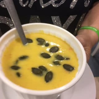 Zupa dyniowa w bulionówce