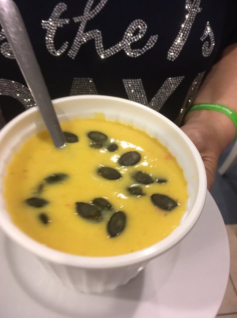 Jesienne menu seniorów5 Zupa dyniowa w bulionówce