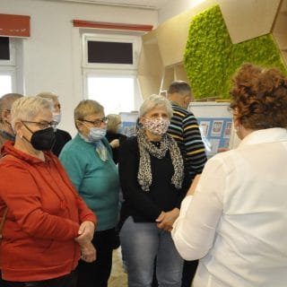 Grupa seniorów podczas zwiedzania wystawy