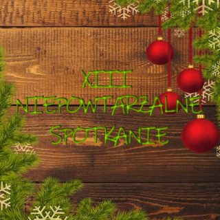 Napis na drewnianym tle "XII Niepowtarzalne Spotkanie", w rogach obrazka świąteczne gałązki i bombki