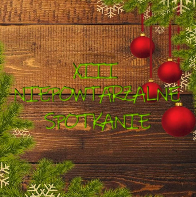 XIII Niepowtarzalne Spotkanie zaproszenie Napis na drewnianym tle "XII Niepowtarzalne Spotkanie", w rogach obrazka świąteczne gałązki i bombki
