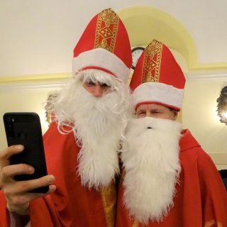 Dwóch Mikołajów robi sobie zdjęcie selfie
