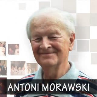 Twarz uśmiechniętego starszego pana o siwych włosach, pod spodem napis: Antoni Morawski