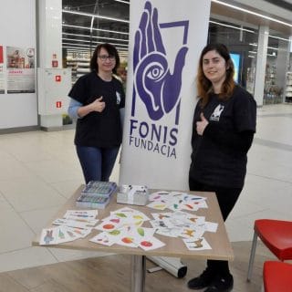 Wolontariuszki Fundacji na tle rollupau z logo Fundacji FONIS