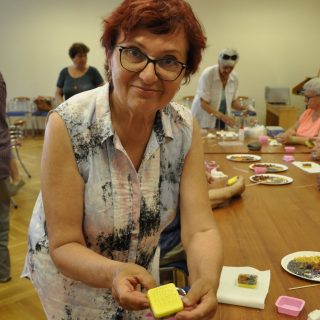 Kobieta pokazuje wykonane przez siebie mydełko