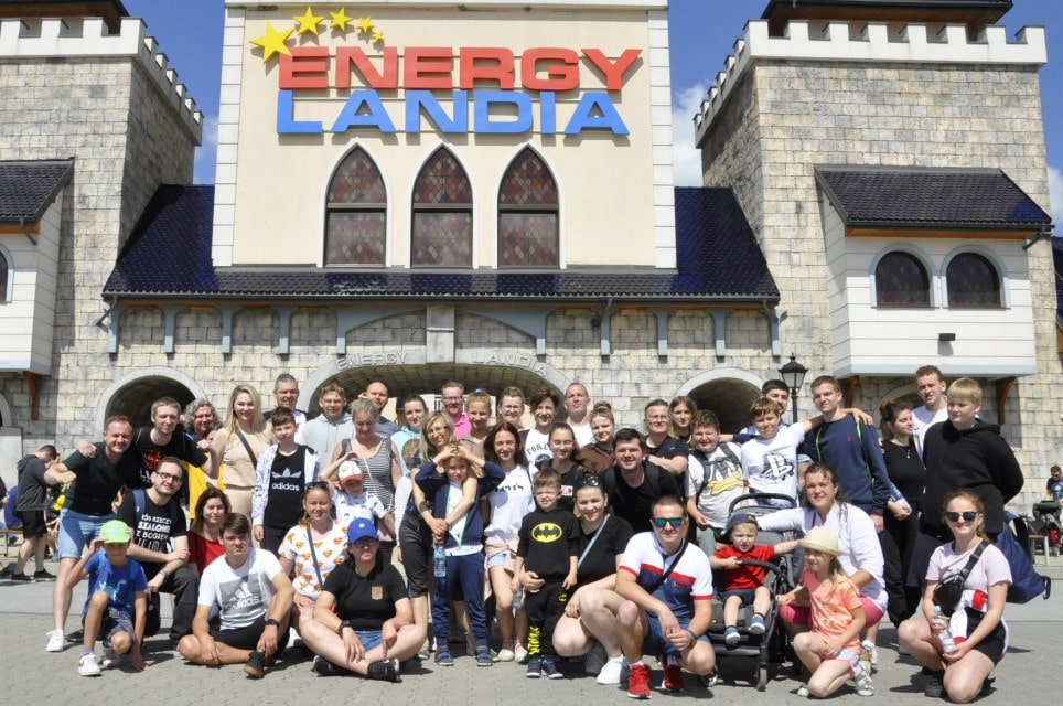 Grupowe zdjęcie przed wejściem do parku rozrywki Energylandia