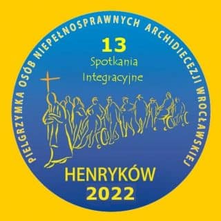 Na żółtym kwadracie niebieski okrąg, a w nim szkic grupy ludzi pielgrzymujących ze znakiem krzyża na przedzie, podpis Henryków 2022