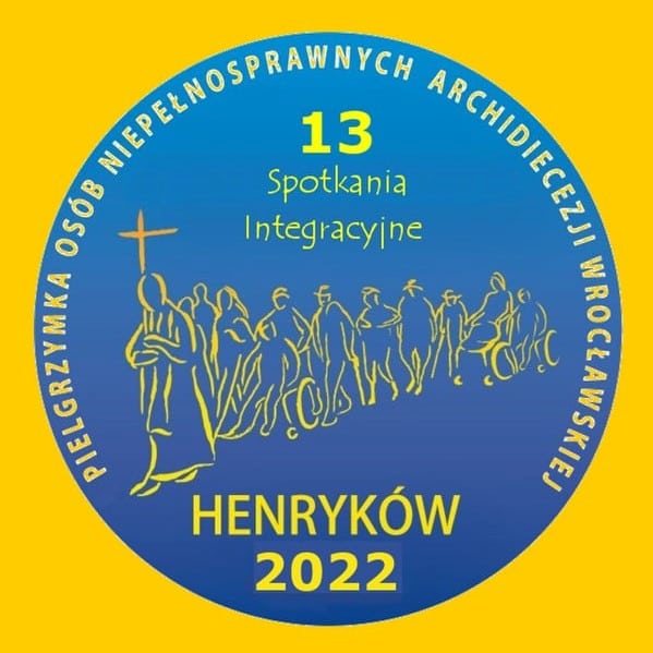 13 pielgrzymka osób niepełnosprawnych do Henrykowa (2) Na żółtym kwadracie niebieski okrąg, a w nim szkic grupy ludzi pielgrzymujących ze znakiem krzyża na przedzie, podpis Henryków 2022