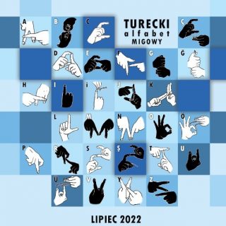 Na kratkowanym tle o różnych odcieniach błękitu dłonie przedstawiające turecki alfabet migowy. U dołu napis LIPIEC 2022
