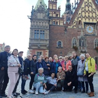 Zdjęcie grupowe przed wrocławskim ratuszem