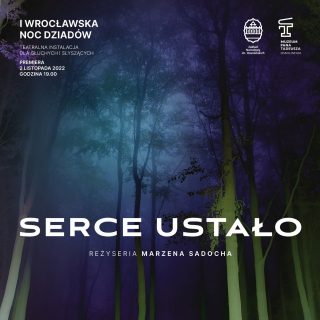 Biały napis SERCE USTAŁO na tle ponurego ciemnego lasu