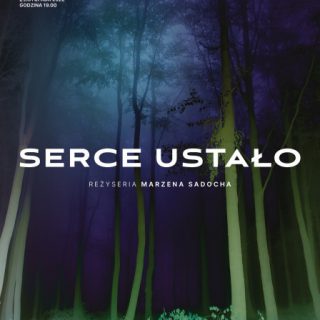 Biały napis SERCE USTAŁO na tle ponurego ciemnego lasu