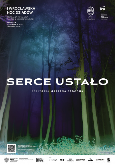 Biały napis SERCE USTAŁO na tle ponurego ciemnego lasu