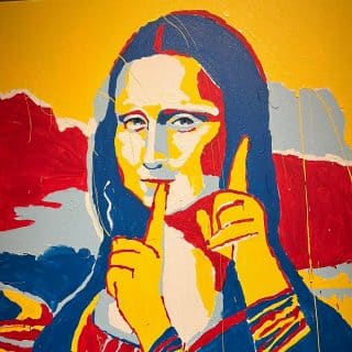 Obraz kobiety wzorowanej na Mona Lisie. Dwie dłonie zakrywają usta i ucho