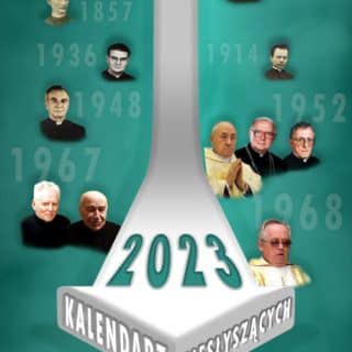 Na zielonym tle rozrzucone zdjęcia kapłanów i daty, na środku strzałka z napisem 2023 kalendarz niesłyszących