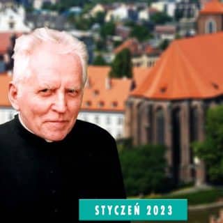 Postać kaplana na tle kościoła