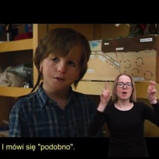 Kadr filmu ukazuje chłopca ze zdeformowaną twarzą, przed nim migająca tłumaczka