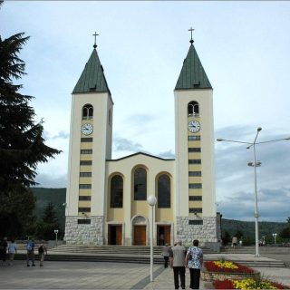 Kościół z dwiema wieżami
