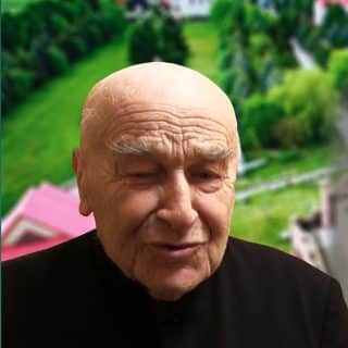 Postać kapłana na tle sanktuarium w Kałowie