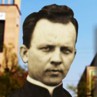 Postać kapłana na tle kościoła
