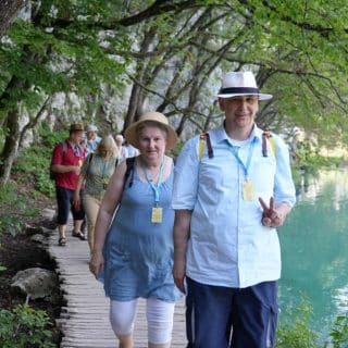 Mężczyzna i kobieta wędrują nad brzegiem jeziora