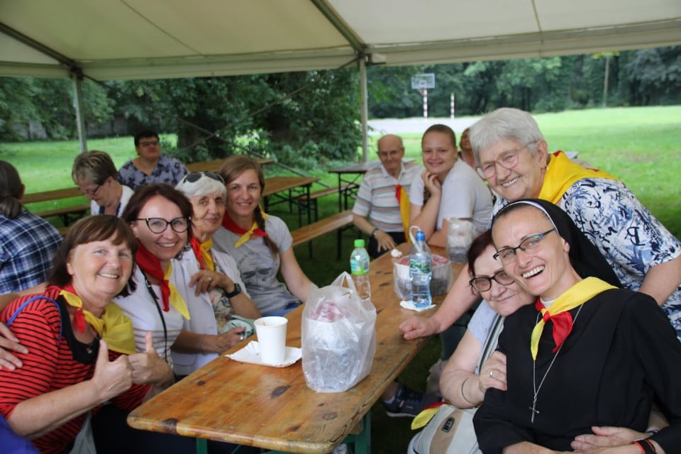 Nieslyszacy i niewidomi na pielgrzymce w Henrykowie - Niesłyszący i niewidomi na pielgrzymce w Henrykowie