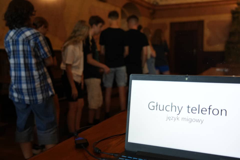 Uczymy migac w Henrykowie1 - Warsztaty języka migowego dla wolontariuszy KSM