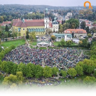 Widok z lotu ptaka na tłum ludzi zgromadzonych przy kościele