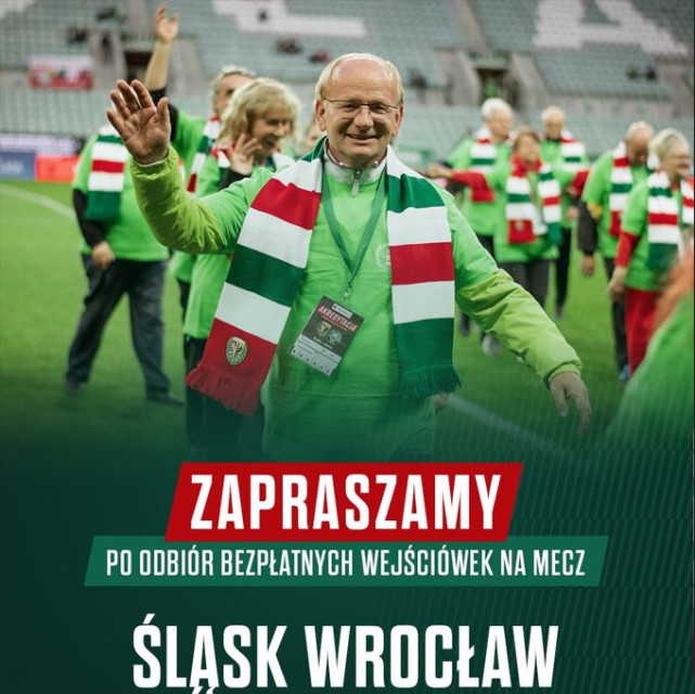 Seniorzy kibicują Mężczyzna z szalikiem na tle grupy seniorów na murawie stadionu
