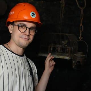 Młody mężczyzna w czerwonym kasku w kopalni