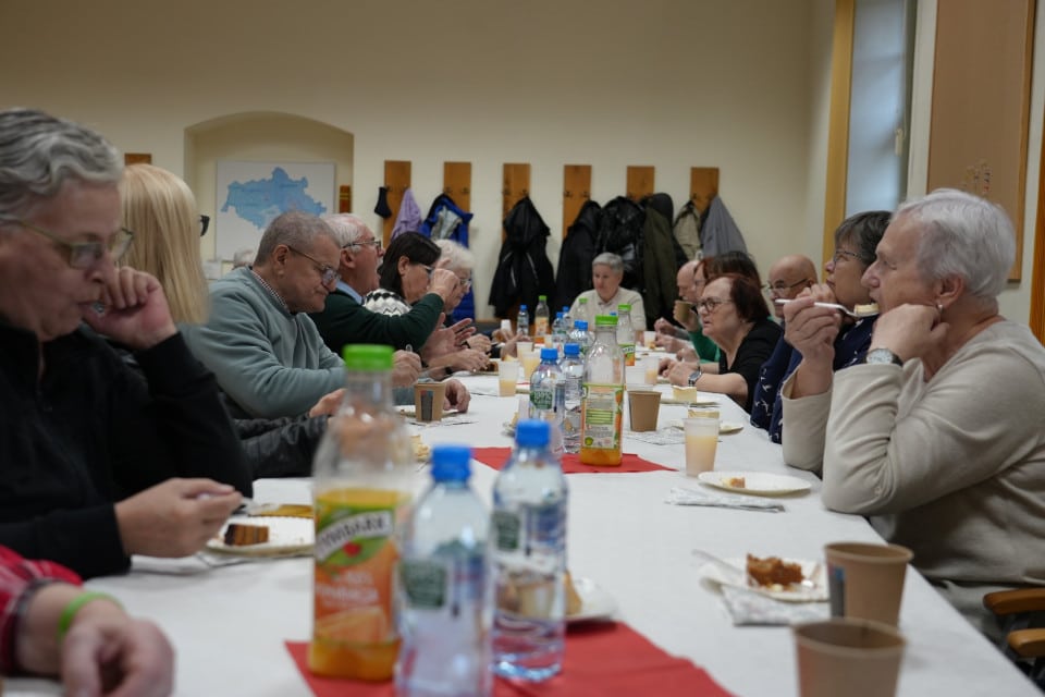 Grupa seniorów przy świątecznym stole