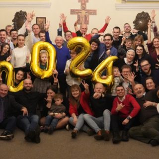 Kilkadziesiąt osób w sali z cyframi 2 0 2 4