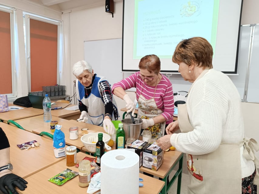 Trzy kobiety podczas przygotowywania posiłku w thermomixie