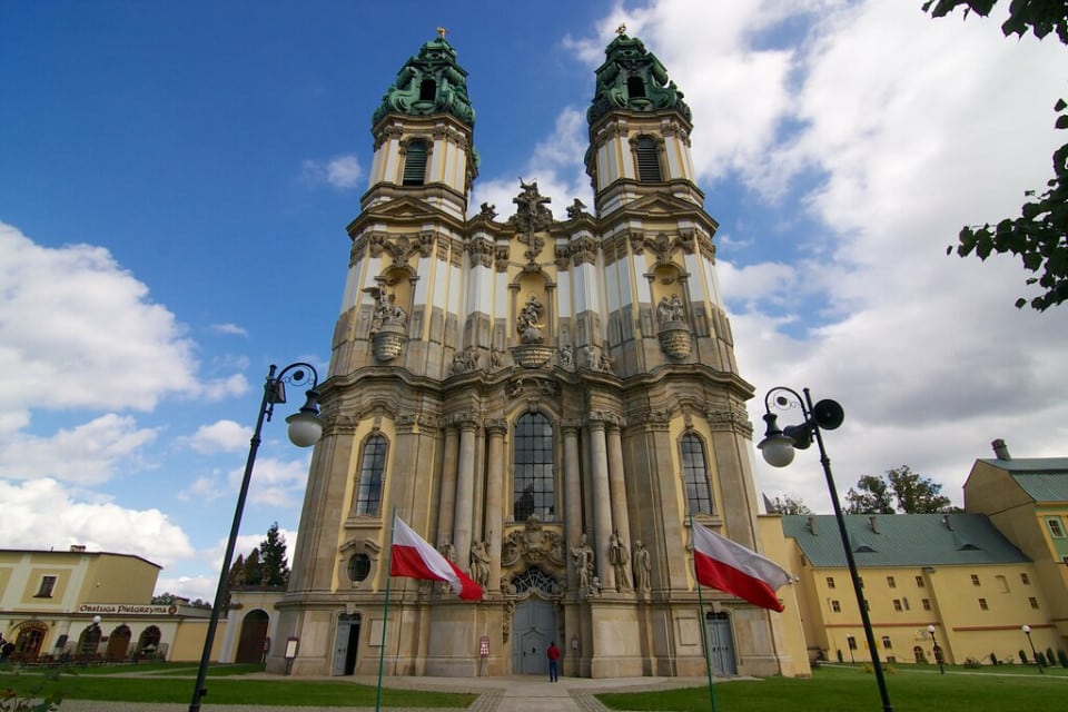 Bazylika w Krzeszowie Fasada barokowego kościoła na tle nieba z obłokami