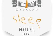 Logo: pomarańczowa wieża na tle budynku z podpisem Wrocław sleep i trzema gwiazdkami