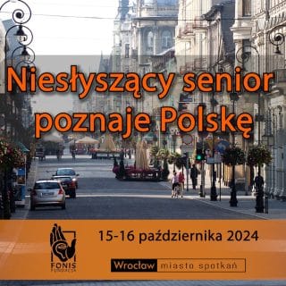 Napis "Niesłyszący senior poznaje Polskę" na tle ulicy miasta