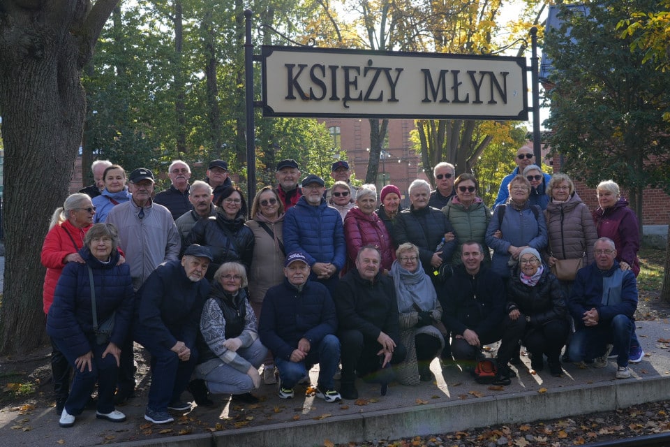 Wycieczka do Łodzi (3) Grupa kilkudziesięciu osób przy tablicy z napisem: Księży Młyn
