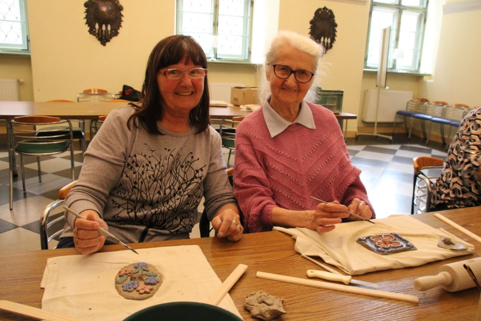 Lepimy z gliny czyli warsztaty ceramiczne dla seniorow 1 - Lepimy z gliny, czyli warsztaty ceramiczne dla seniorów