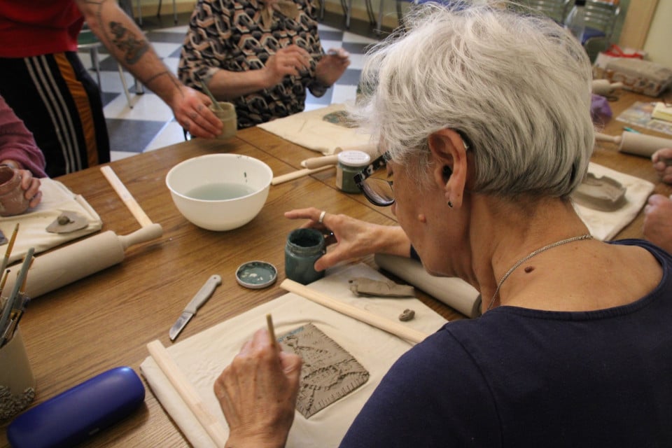 Lepimy z gliny czyli warsztaty ceramiczne dla seniorow 2 - Lepimy z gliny, czyli warsztaty ceramiczne dla seniorów
